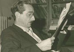Fotografía de Joan Fuster de perfil leyendo el periódico